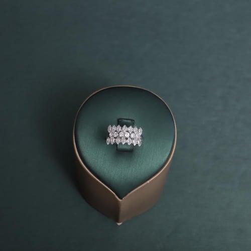 طقم نسائي فاخر مرصع بفصوص الزيركون