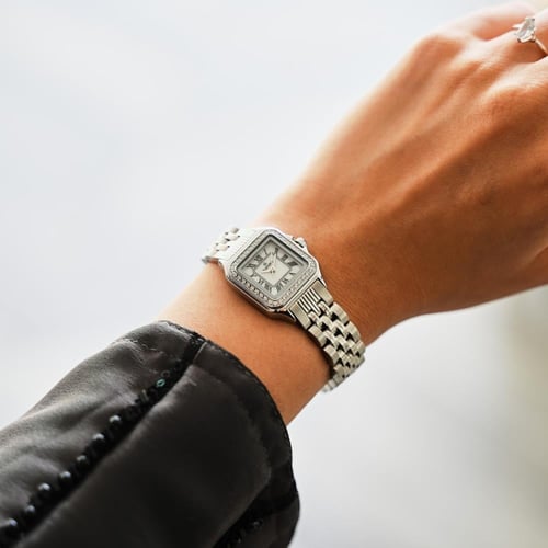 ساعة نسائية مربعة بسير ستيل بلون فضي وميناء أبيض