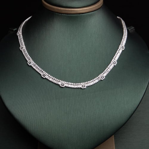 طقم نسائي فاخر مرصع بفصوص الزيركون