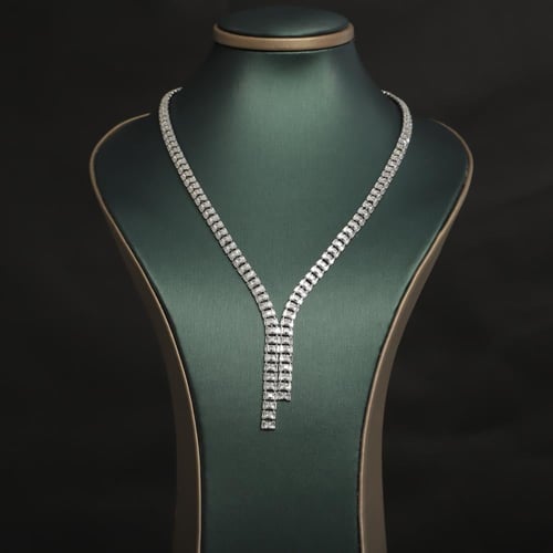 طقم نسائي فاخر مرصع بفصوص الزيركون