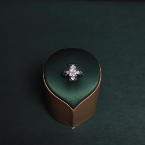 طقم نسائي فاخر مرصع بفصوص الزيركون