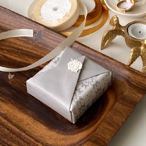 ورق تغليف للورد والهدايا - 12 قطعة