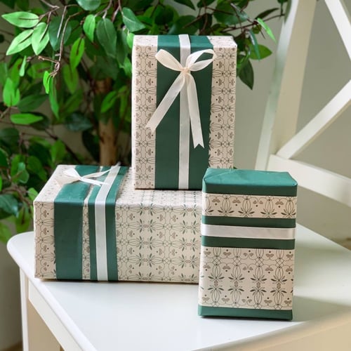 ورق تغليف للورد والهدايا - 12 قطعة