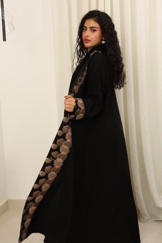 عباية كتان سوداء نصف كلوش بتطريز ذهبي-بيج + طرحة |...