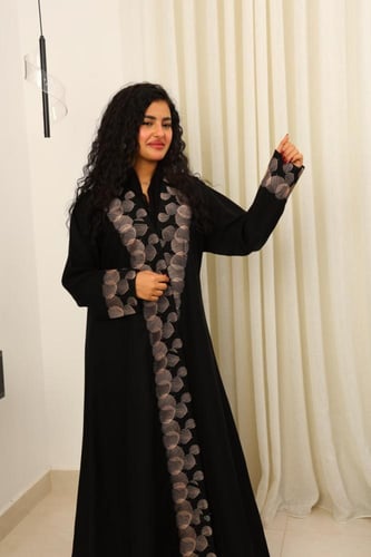 عباية كتان سوداء نصف كلوش بتطريز ذهبي-بيج + طرحة |...