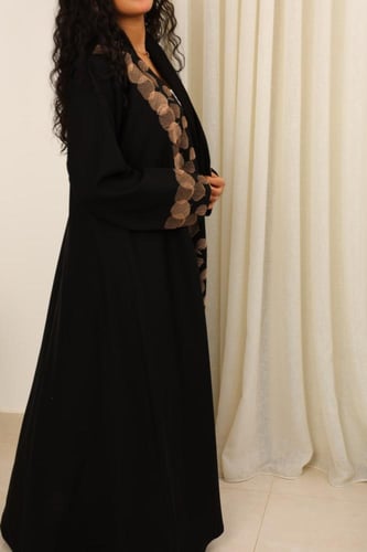 عباية كتان سوداء نصف كلوش بتطريز ذهبي-بيج + طرحة |...