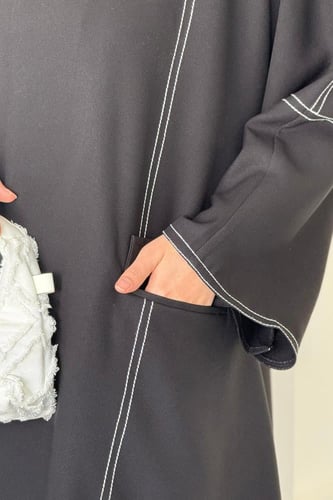 عباية A23 كتان كلوش سوداء بتفاصيل خطوط بيضاء