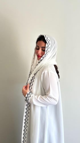 عباية SA1: إشراقة الأبيض الناصع تلتقي بفخامة التطر...