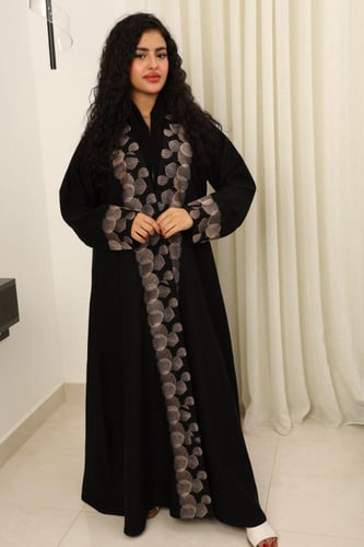 عباية كتان سوداء نصف كلوش بتطريز ذهبي-بيج + طرحة |...