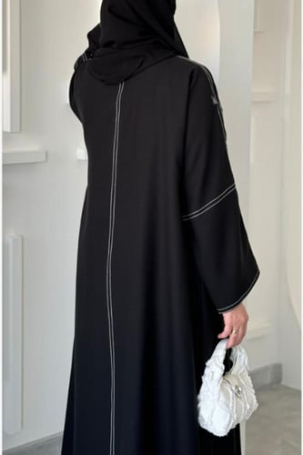 عباية A23 كتان كلوش سوداء بتفاصيل خطوط بيضاء