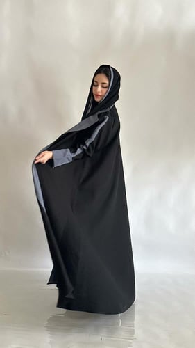 عباية كتان سوداء رسمية بقصة بلايزر بتفاصيل رمادية...