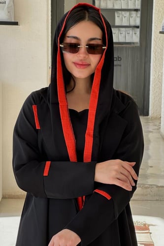 عباية A27 بليزر نسائي طويل بتفاصيل برتقالية عصرية