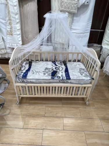 سرير اطفال شامل المرتبه والناموسيه