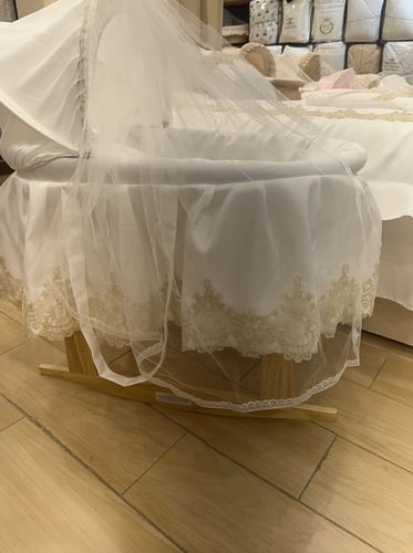 طقم مفرش نفاس مع سرير البيبي