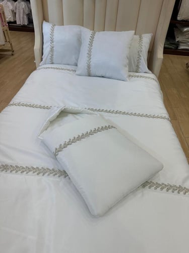 طقم مفرش نفاس مع سرير البيبي