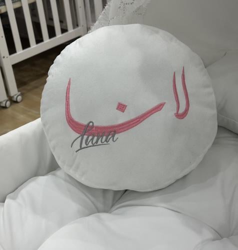 مخدة دائرية مطرزة حسب الطلب