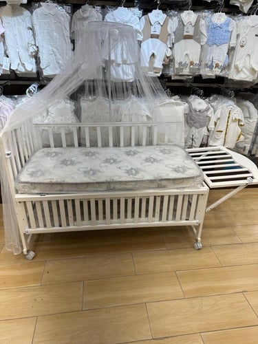 سرير اطفال شامل المرتبه والناموسيه