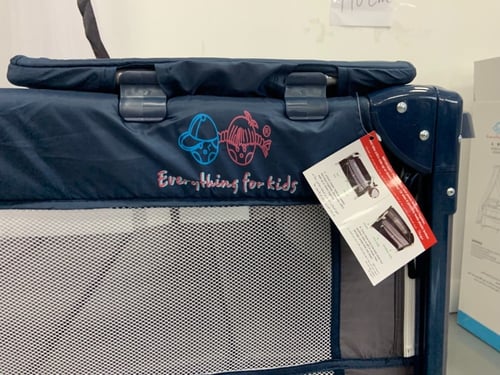 سرير مع محبس وطاوله غيار