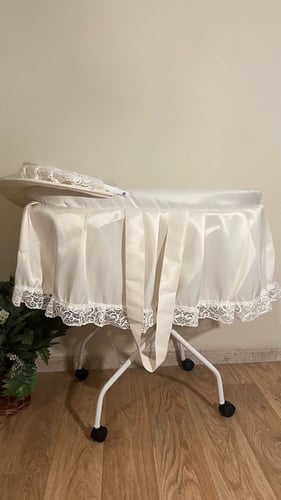 سرير اطفال بقاعده حديد عجلات