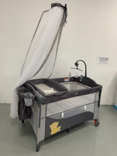 سرير مع محبس وطاوله غيار