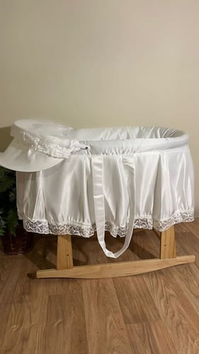 سرير أطفال حديث الولاده+ القاعده هزاز