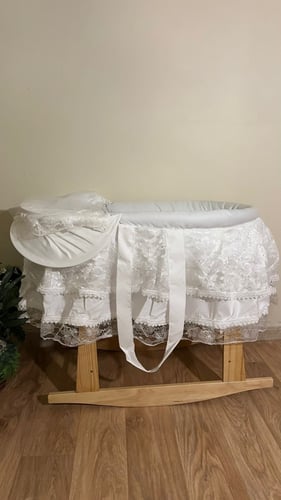 سرير أطفال حديث الولاده+ القاعده هزاز