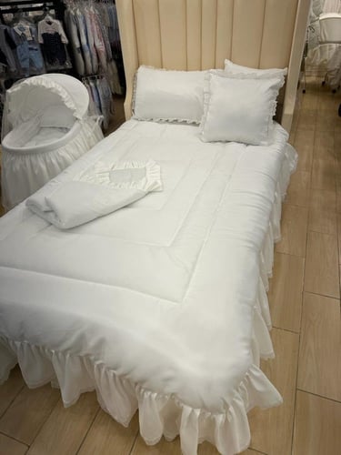 طقم مفرش نفاس مع سرير البيبي