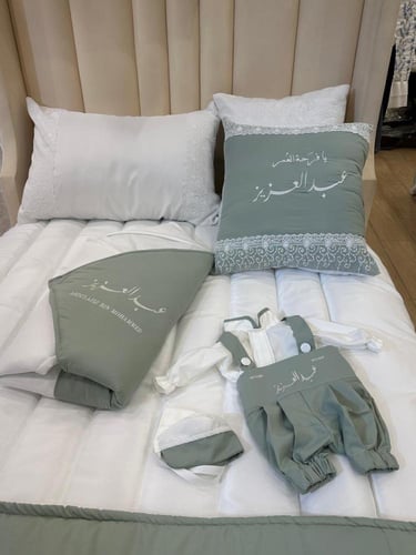 طقم مفرش نفاس مع تطريز الاسم حسب الطلب