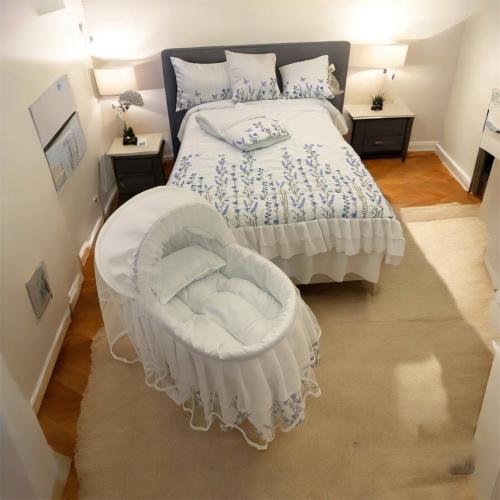 طقم مفرش نفاس مع سرير البيبي مطرز