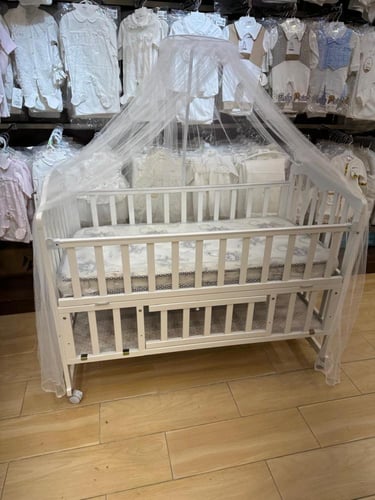 سرير اطفال شامل الرتبه والناموسيه