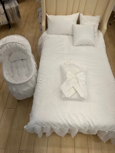 طقم مفرش نفاس مع سرير البيبي