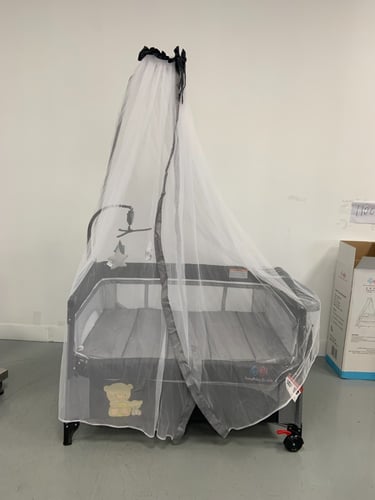 سرير مع محبس وطاوله غيار