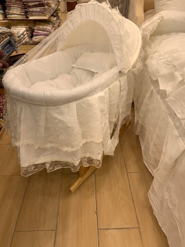 طقم مفرش نفاس مع سرير البيبي