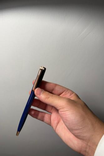 أزرق