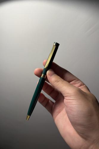 قلم أخضر ذهبي