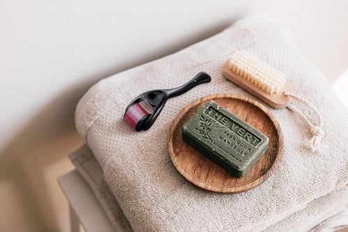 أسطوانة ديرما تيتانيوم باللون الوردي - ديرما رولر