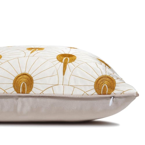 غطاء وساده اوف وايت بتطريز مميز