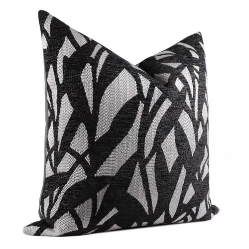 غطاء وسادة رمادي واسود بنقش مميز