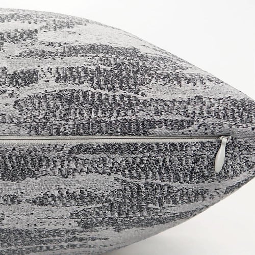 غطاء وسادة رمادي بإكسسوار معدني