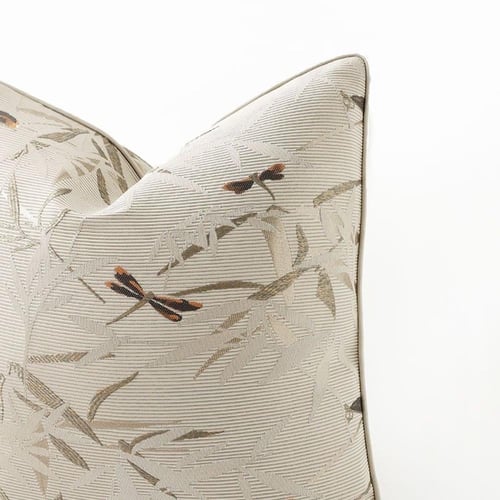 غطاء مخده بيج مشجرة بنقشه اوراق شجر