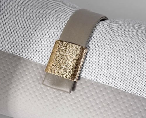 غطاء وساده رمادي فاتح باكسسوار ذهبي مقاس 30x50cm