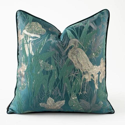 غطاء وساده ازرق مشجر بالاخضر والذهبي