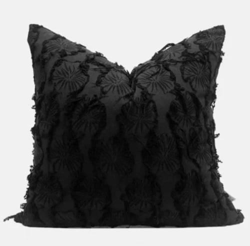 مجموعة اغطيه وسائد ذهبي و اسود برسمة الطاووس