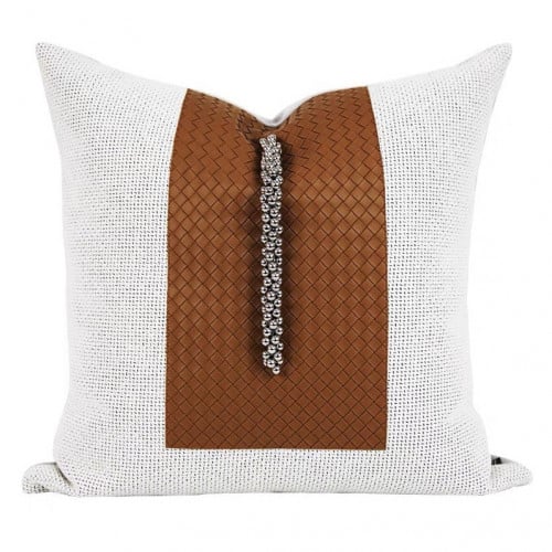 غطاء وسادة مودرن ابيض وبني مزين باكسسوار فضي