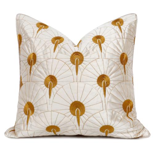 غطاء وساده اوف وايت بتطريز مميز