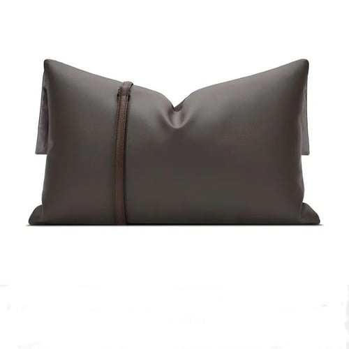 غطاء وسادة بني بحزام جلدي أنيق