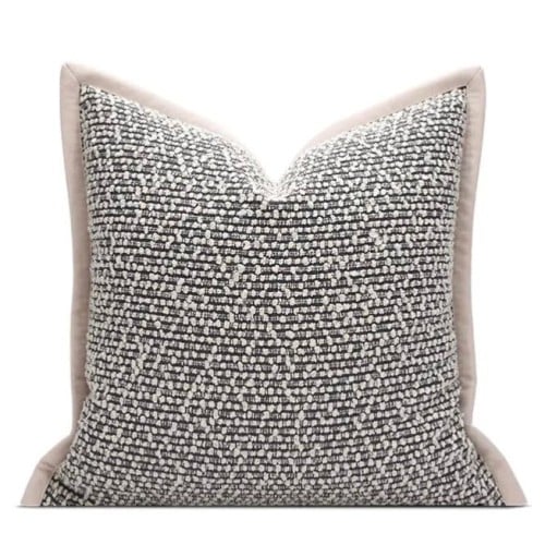 غطاء وسادة رمادي وابيض بحواف بيج
