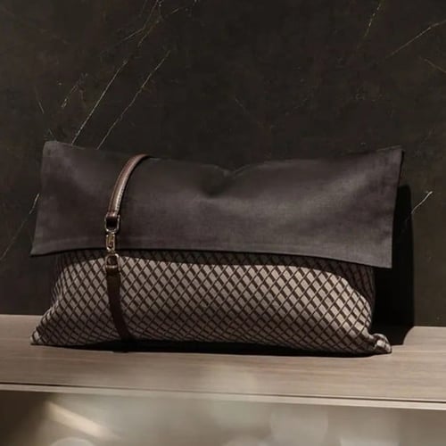 غطاء وسادة بني بحزام جلدي أنيق