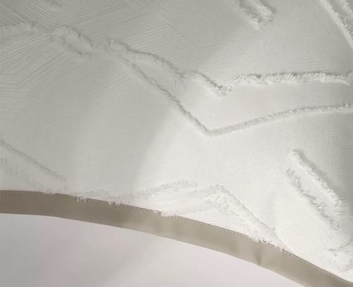 غطاء خدادية أبيض بحواف بيج أنيقة