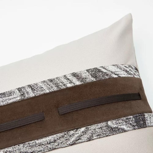 غطاء مخدة رمادي بخامه جلديه وتصميم عصري